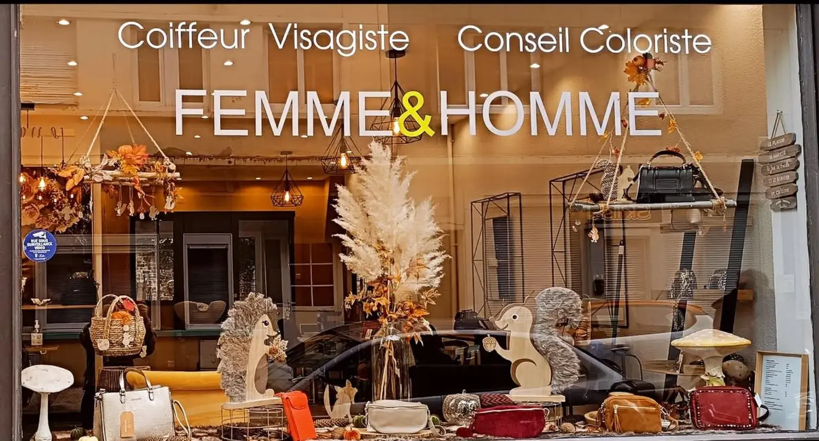 La devanture du salon Cocoon by Emilie, enseigne Coiffeur Visagiste Conseil Coloriste Femme & Homme, rue du Duc de Guise à Calais