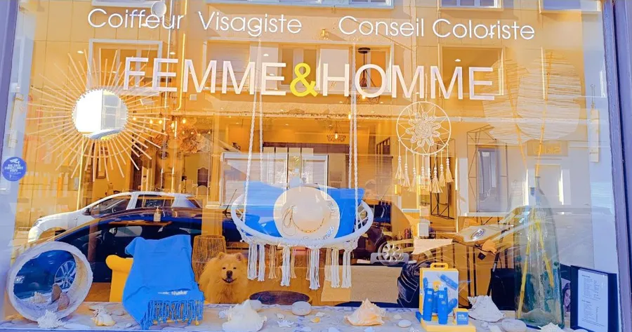 La vitrine d'été, hamac en macramé et coquillages, du salon Cocoon by Emilie à Calais