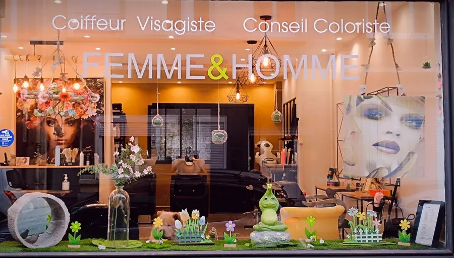 La vitrine de printemps, fleurs et gazon, du salon Cocoon by Emilie à Calais
